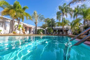 Outdoor pool, pool loungers - Richard's Motel (Hollywood)