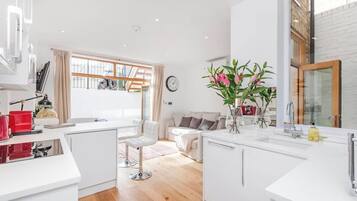 Apartamento | Cocina privada | Frigorífico, microondas, horno y placa de cocina