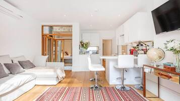 Apartamento | Sala de estar | Televisión de 30 pulgadas con canales digitales