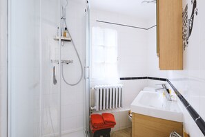 Shower, hair dryer, towels, soap - Cocon Charme Dans Villa 200 m de la mer (Étretat)