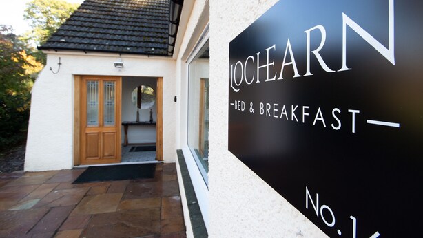 Een gebouw met een bord waarop staat 'LOCHEARN - BED & BREAKFAST - No.1'.