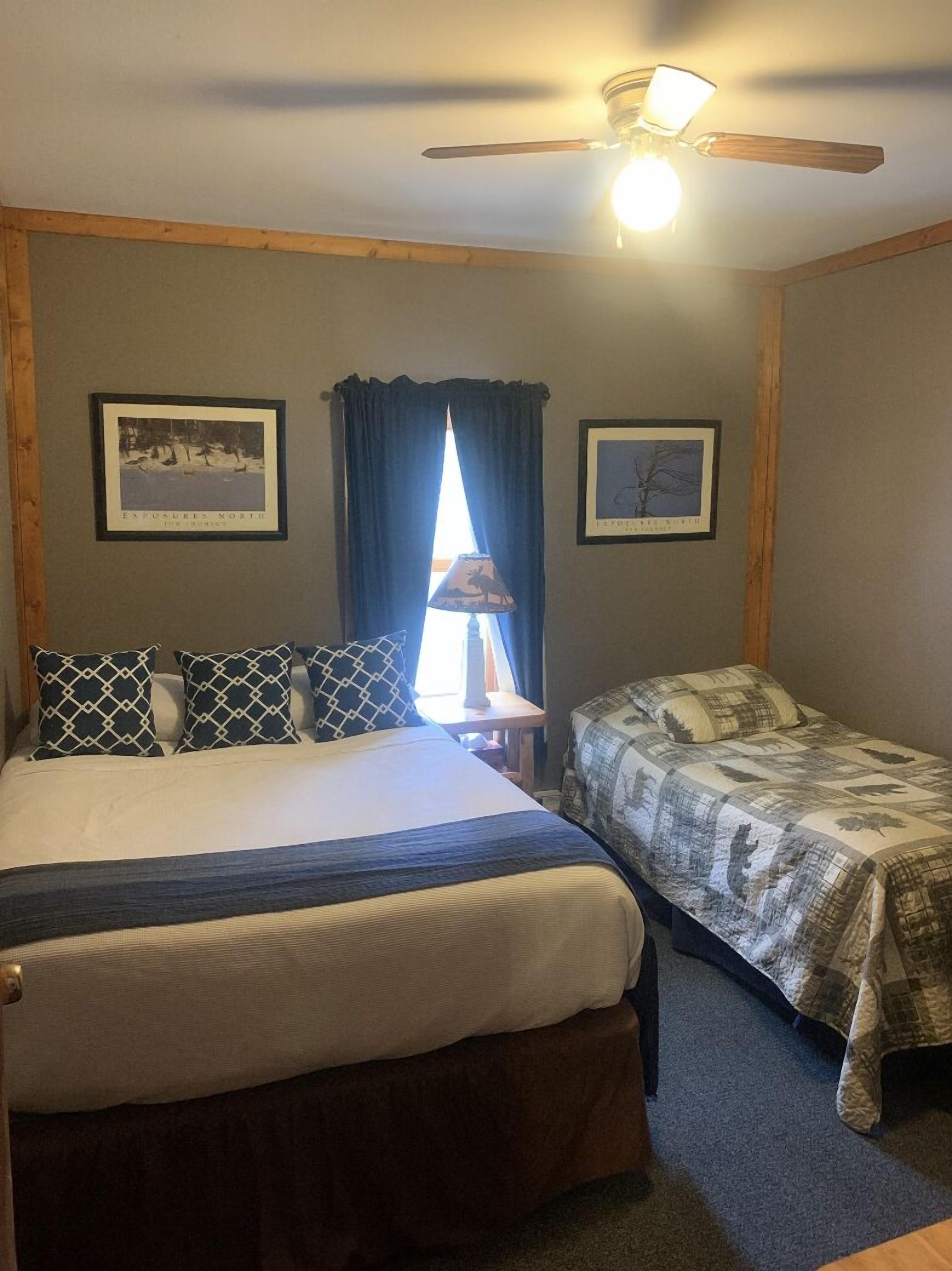 Cabin 9, Shared Sauna-Hot Tub, Patio, Lakeview, Motel, Lake Tours, Boat Rental. 