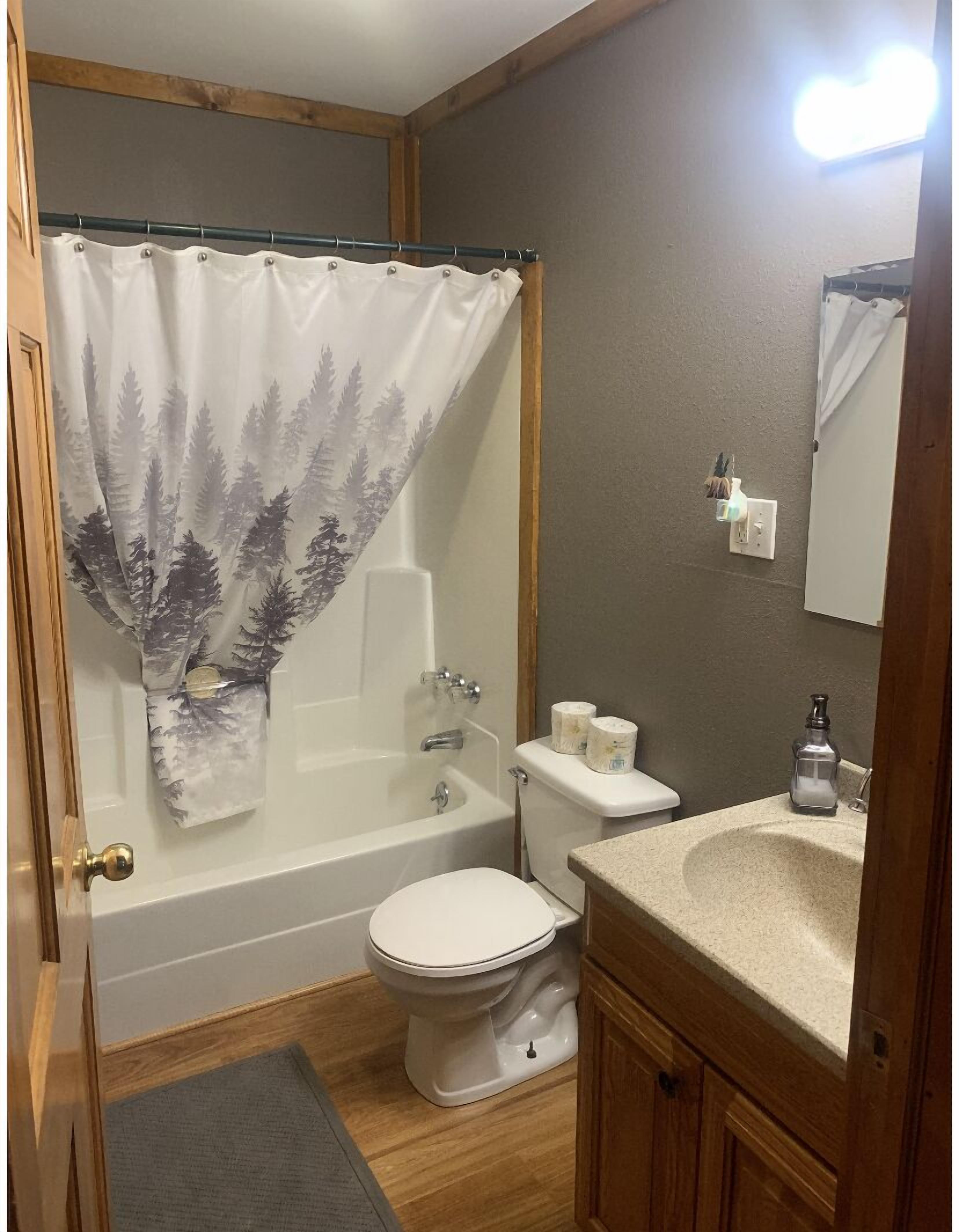 Cabin 9, Shared Sauna-Hot Tub, Patio, Lakeview, Motel, Lake Tours, Boat Rental. 