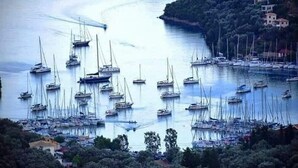 A marina with numerous sailboats docked. - Villa Skorpios (lefkada)
