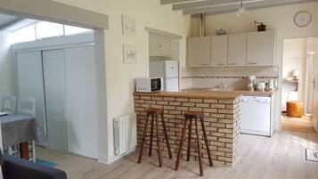 Een koelkast, een microgolfoven, een oven, een kookplaat