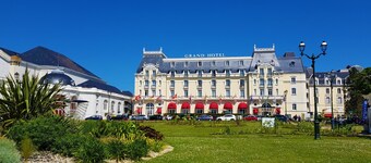 Cocooning bubble and immersive veranda in a green setting 100m from the beach