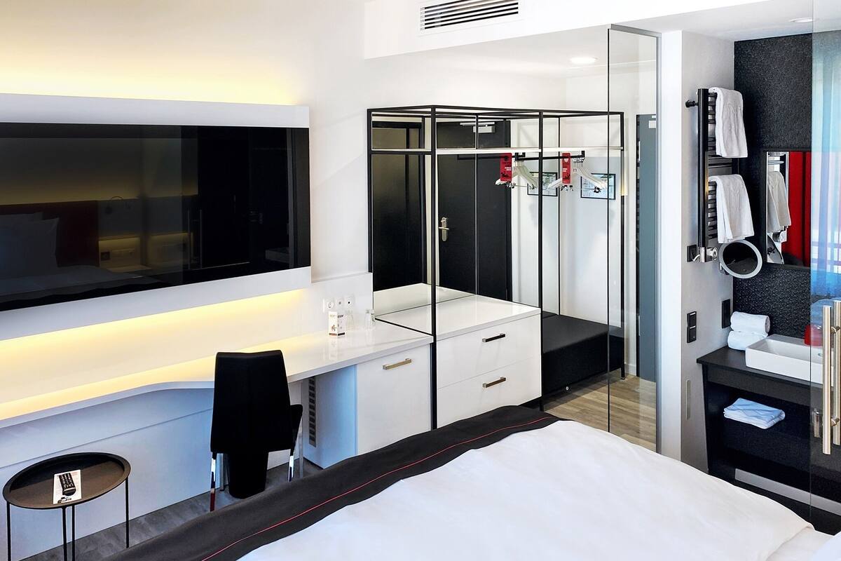 double room | living area | 55-inch led tv with satellite channels, tv, offices