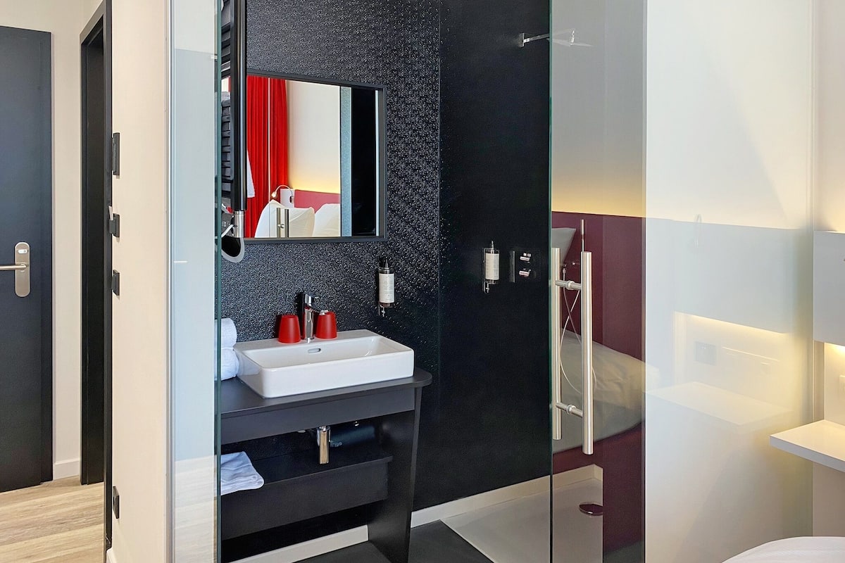 shower, rainfall showerhead, free toiletries, hair dryer