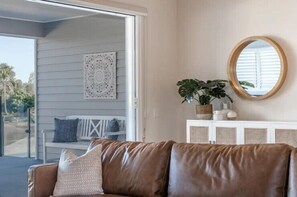 TV, books - Capri Waterfront Resort-Style 5BR & Pool (Surfers Paradise)