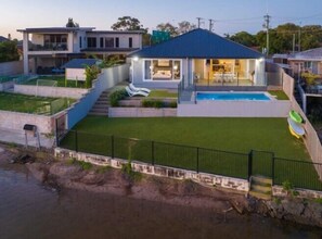 Exterior - Capri Waterfront Resort-Style 5BR & Pool (Surfers Paradise)