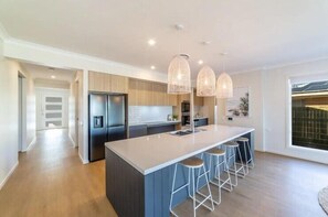 Fridge, microwave, oven, stovetop - Capri Waterfront Resort-Style 5BR & Pool (Surfers Paradise)