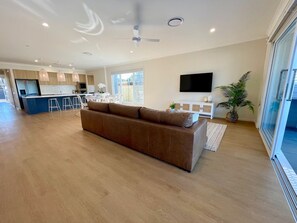 TV, books - Capri Waterfront Resort-Style 5BR & Pool (Surfers Paradise)