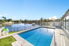 A heated pool - Capri Waterfront Resort-Style 5BR & Pool (Surfers Paradise)