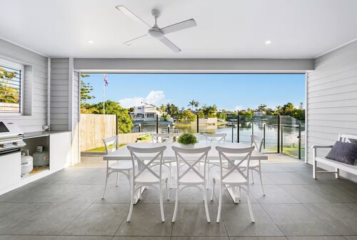 Capri Waterfront Resort-Style 5BR & Pool
