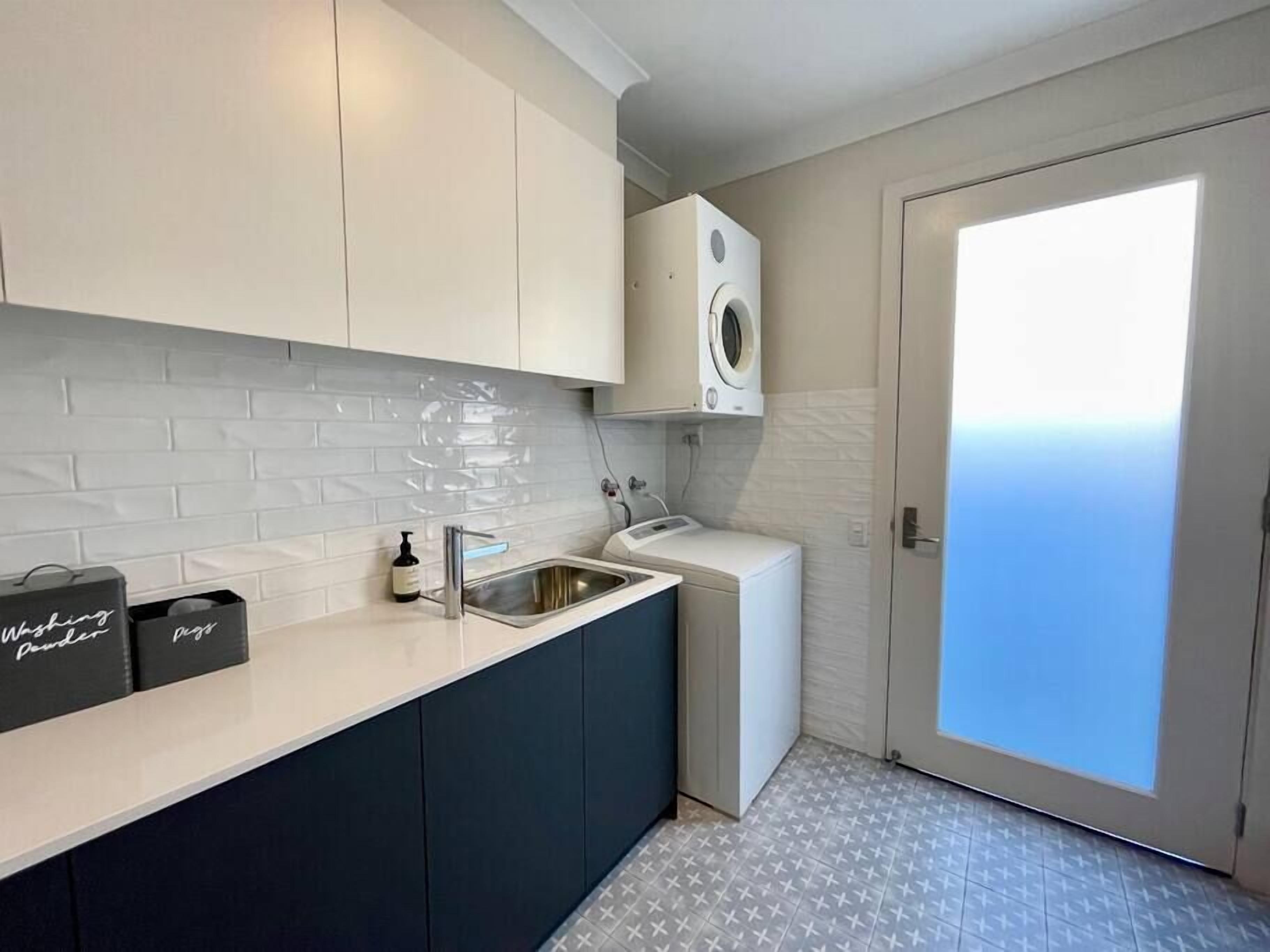 Capri Waterfront Resort-Style 5BR & Pool — image 26