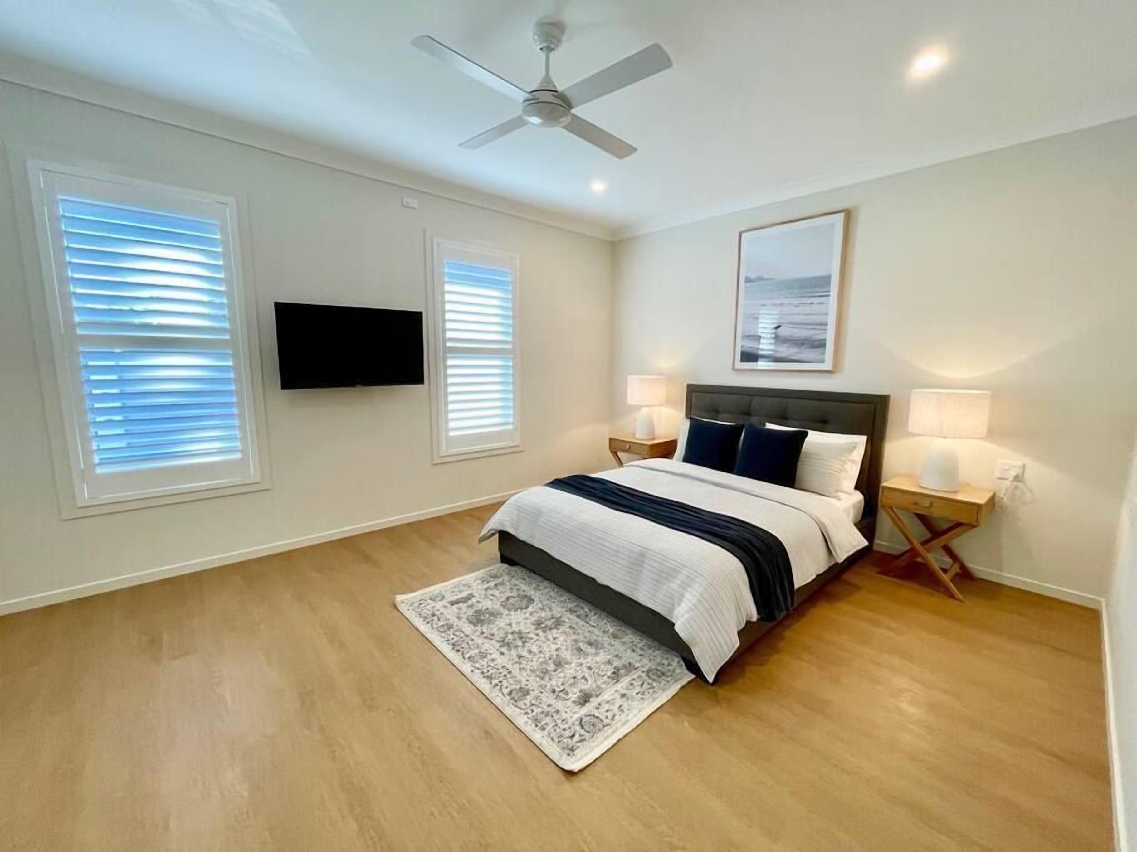 Capri Waterfront Resort-Style 5BR & Pool — image 15