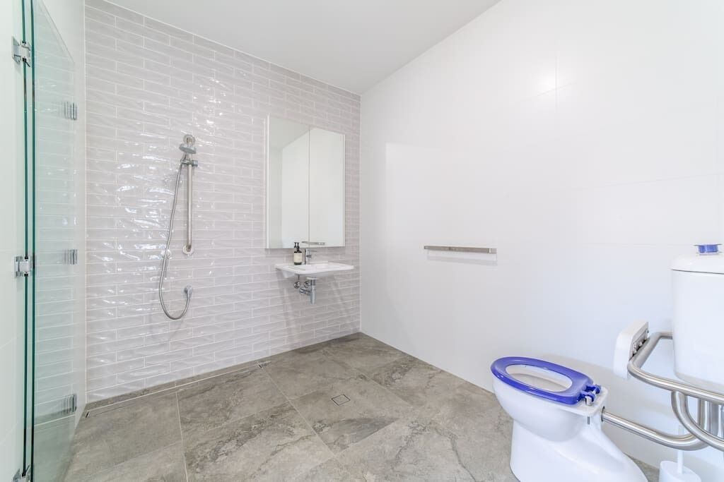 Capri Waterfront Resort-Style 5BR & Pool — image 21