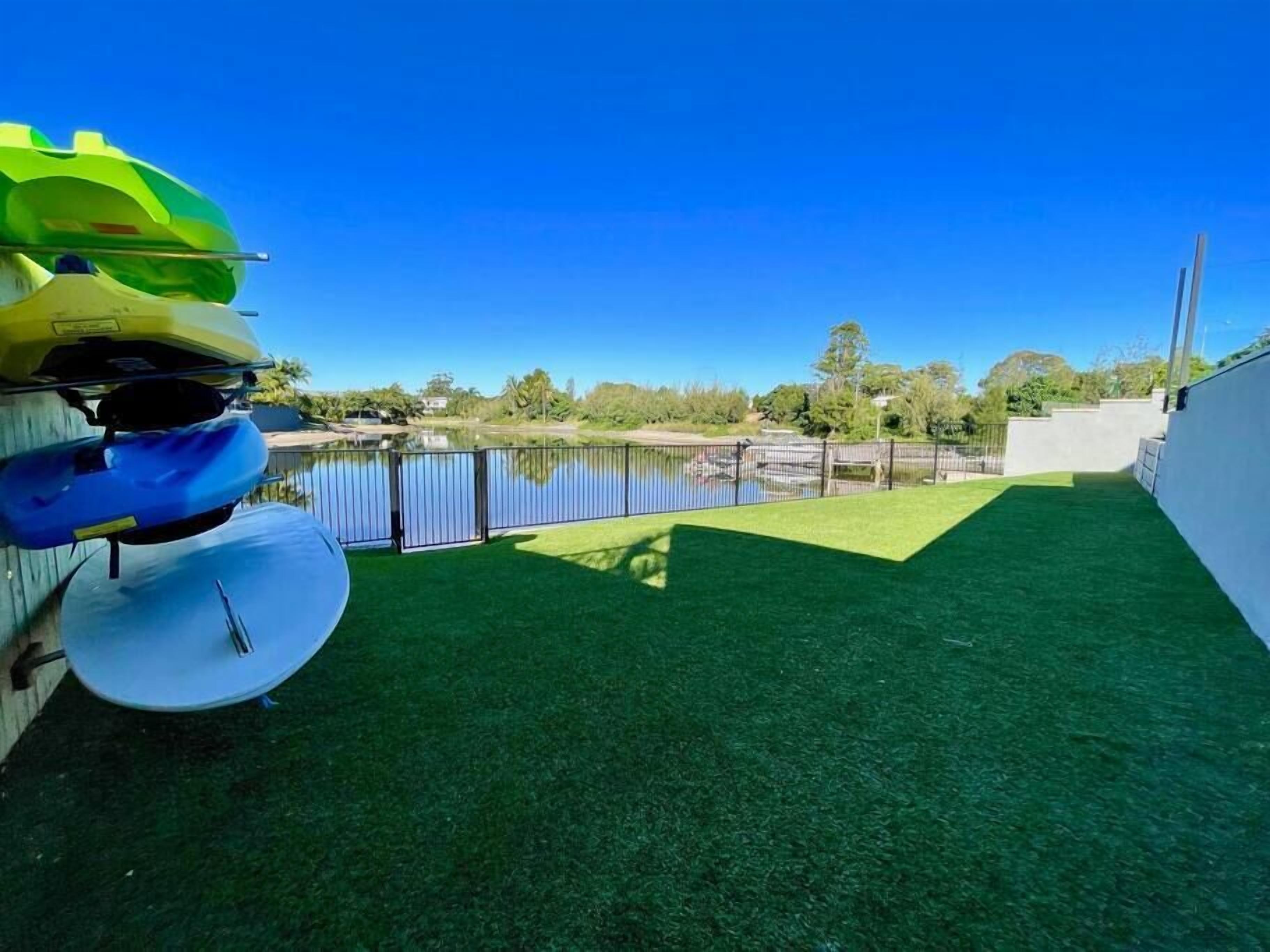 Capri Waterfront Resort-Style 5BR & Pool — image 2