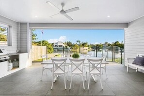 Interior - Capri Waterfront Resort-Style 5BR & Pool (Surfers Paradise)