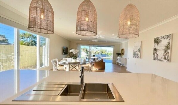 Interior - Capri Waterfront Resort-Style 5BR & Pool (Surfers Paradise)