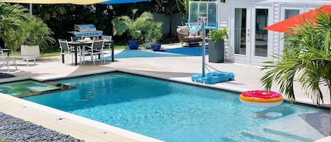 Een buitenzwembad, een verwarmd zwembad