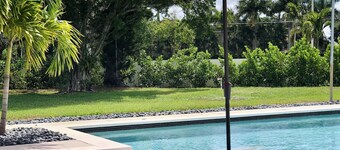 Private Heated Pool & Jacuzzi with Spacious Yard  **CLOSE TO BEACH & DOWNTOWN**