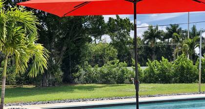 Private Heated Pool & Jacuzzi with Spacious Yard **CLOSE TO BEACH & DOWNTOWN**