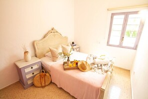 Desk, iron/ironing board, WiFi, bed sheets