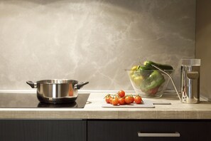 Deluxe-Apartment | Eigene Küche | Großer Kühlschrank, Mikrowelle, Ofen, Herdplatte