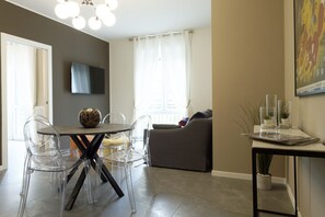 Departamento Deluxe | Área de sala de estar | Smart TV de 50 pulgadas con canales vía satélite y televisión 