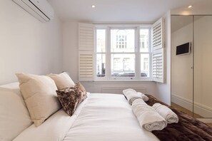 2 bedrooms, iron/ironing board, free WiFi, bed sheets - Fulham 2-bed Apt w/ South Terrace Near Tube (London)