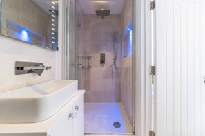 Apartment | Bathroom | Shower, hair dryer, towels, shampoo