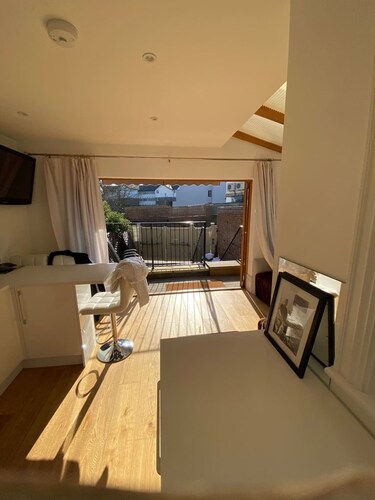 2 Bed - Very Convenient Location - South Terrace