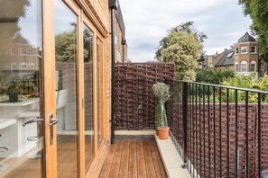 Balcony - Fulham 2-bed Apt w/ South Terrace Near Tube (London)