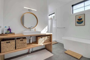 Combined shower/bathtub, hair dryer, towels, shampoo - Magnificent Chalet, Sweeping Views and Hot Tub (Ellicottville)