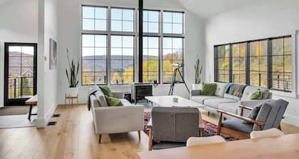 Magnificent Chalet, Sweeping Views and Hot Tub