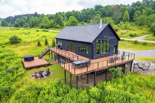 Magnificent Chalet, Sweeping Views and Hot Tub