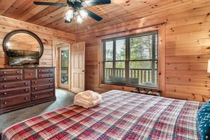 6 bedrooms, desk, iron/ironing board, travel crib