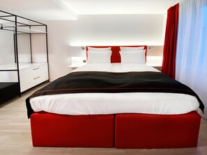 Habitación doble | Artículos del minibar gratis y escritorio 