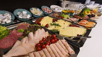 Dagelijks ontbijtbuffet (EUR 19.9 per persoon)