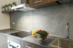 Deluxe-Apartment | Eigene Küche | Großer Kühlschrank, Mikrowelle, Ofen, Herdplatte