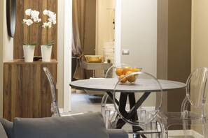 Deluxe-Apartment | Wohnbereich | 50-Zoll-Smart-TV mit Satellitenempfang, Fernseher