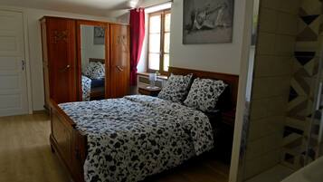 Chambre Double, salle de bains attenante, vue jardin