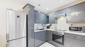 Een koelkast, een microgolfoven, een oven, een kookplaat