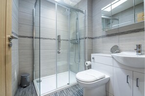 Shower, hair dryer - Harry's - 2 Bedroom Holiday Home - Tenby (Tenby)