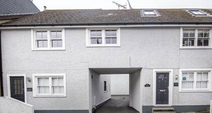 Harry's - 2 Bedroom Holiday Home - Tenby
