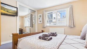 2 bedrooms, iron/ironing board, WiFi