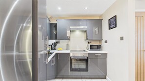 Refrigerador, microondas, horno y parrilla de estufa