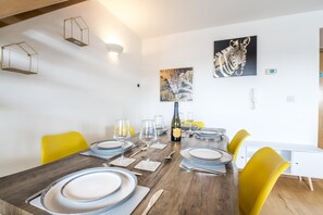 Dining - Marina View - 3 Bedroom Apartment - Milford Marina (Milford Haven)