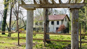 A house with a red roof, surrounded by a wooden fence and trees. - DUPLEX Impressionnistes Barbizon Rive Gauche (Barbizon)